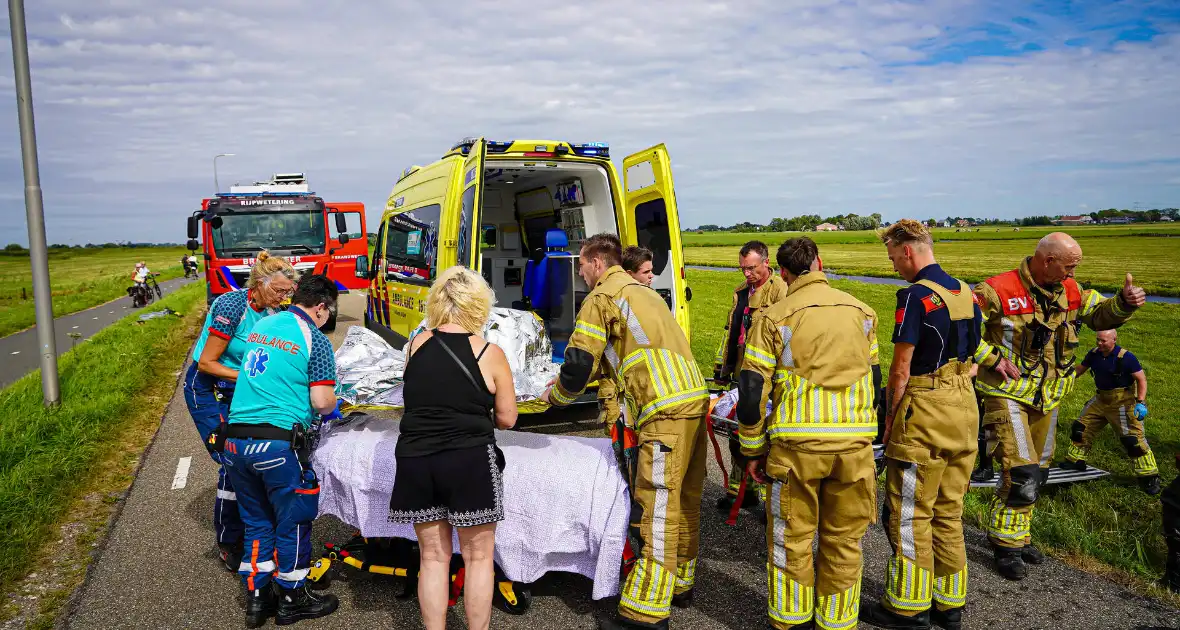 Hulpverleners halen gecrashte motorrijder uit sloot - Foto 8