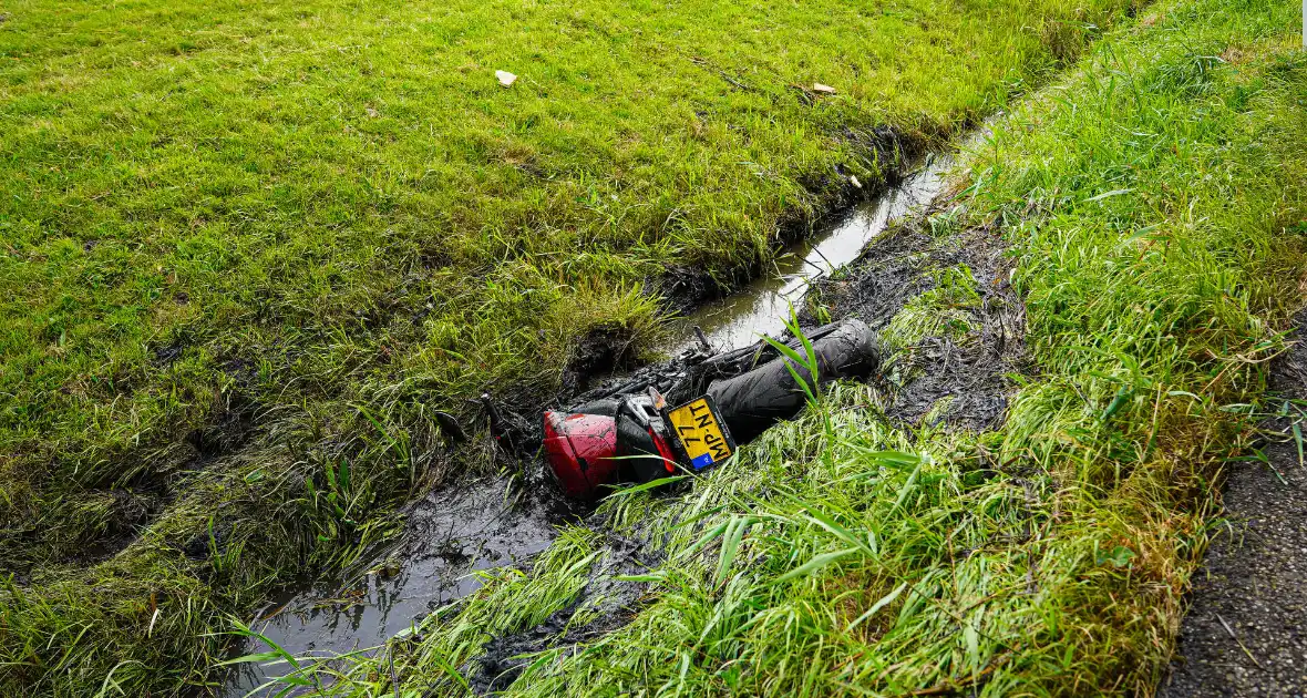 Hulpverleners halen gecrashte motorrijder uit sloot - Foto 9