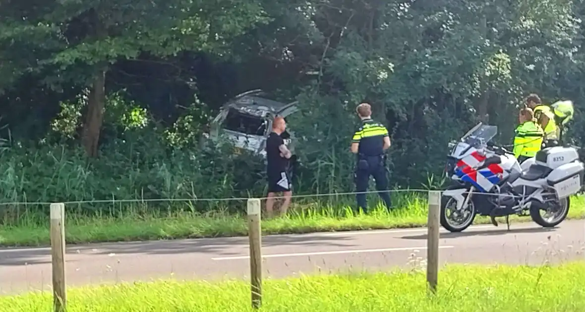 Automobilist belandt in berm