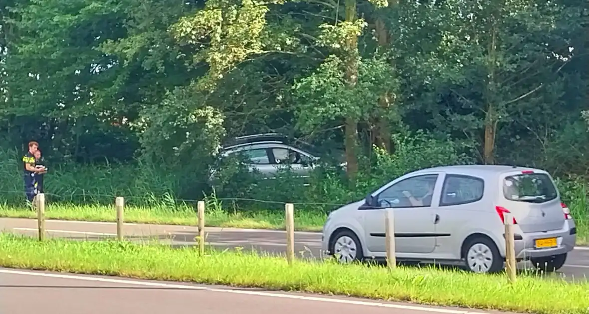 Automobilist belandt in berm - Foto 1