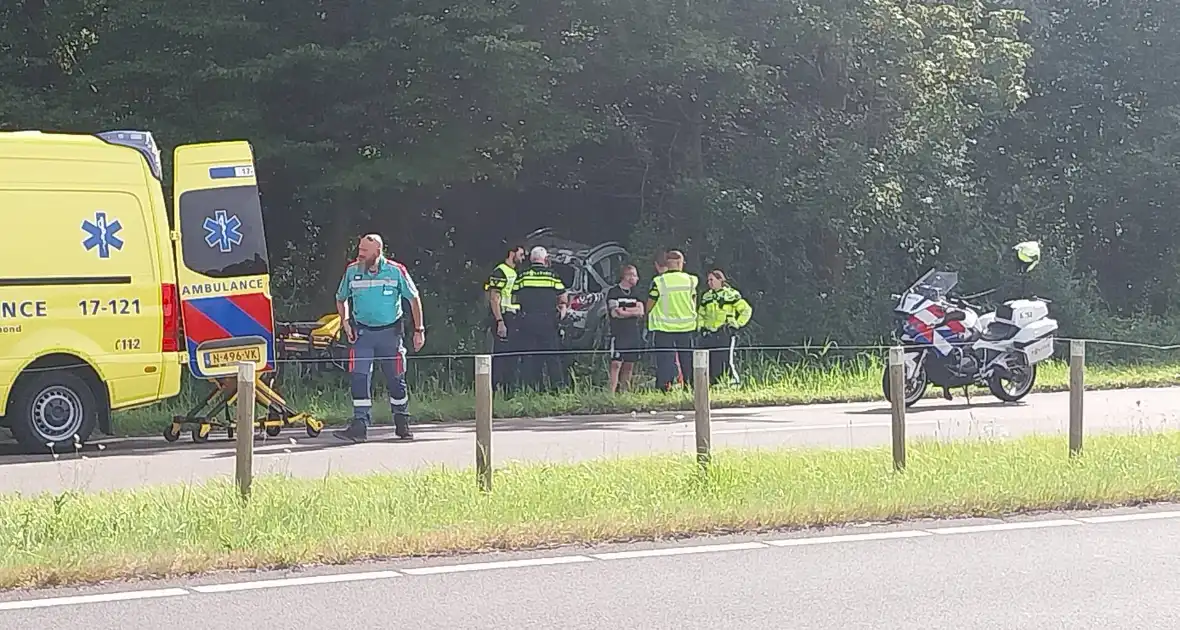 Automobilist belandt in berm - Foto 6