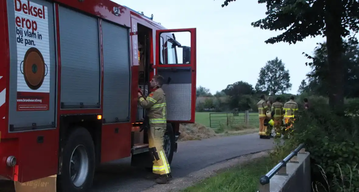 Brandweer ingezet voor broeiende stapel hooi - Foto 4