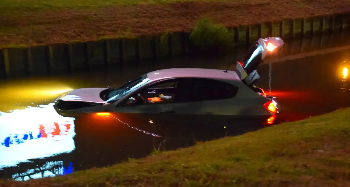 Automobilist belandt met auto in sloot - Foto 1