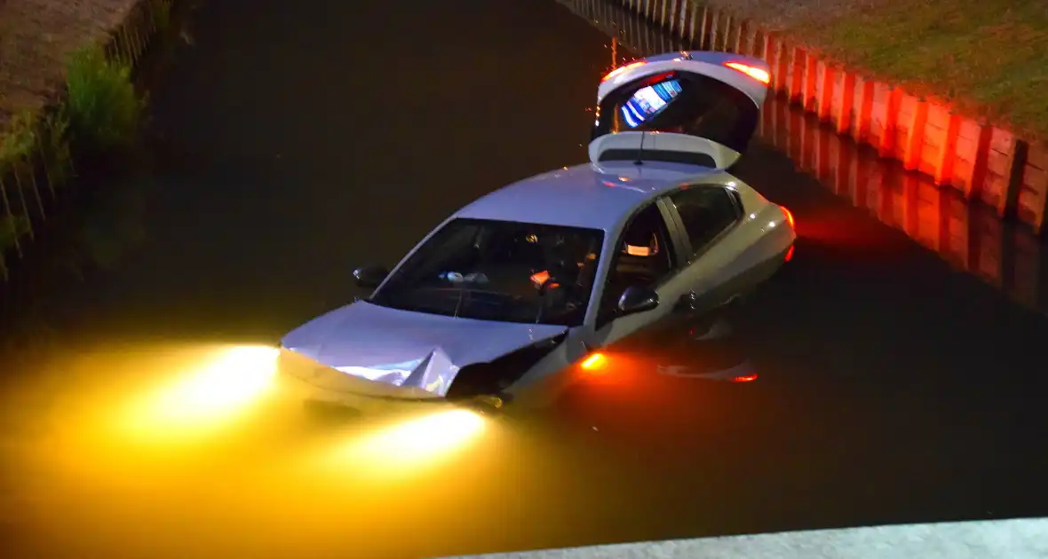 Automobilist belandt met auto in sloot - Foto 2