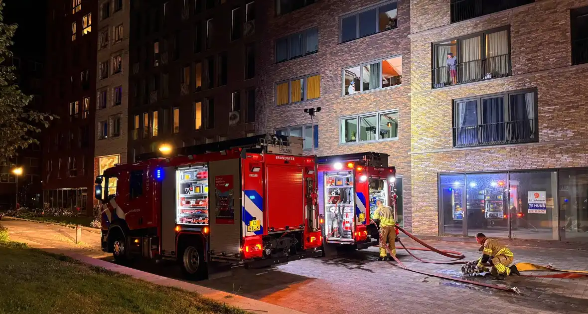 Brandweer haalt bewoners uit appartementen wegens brand - Foto 2