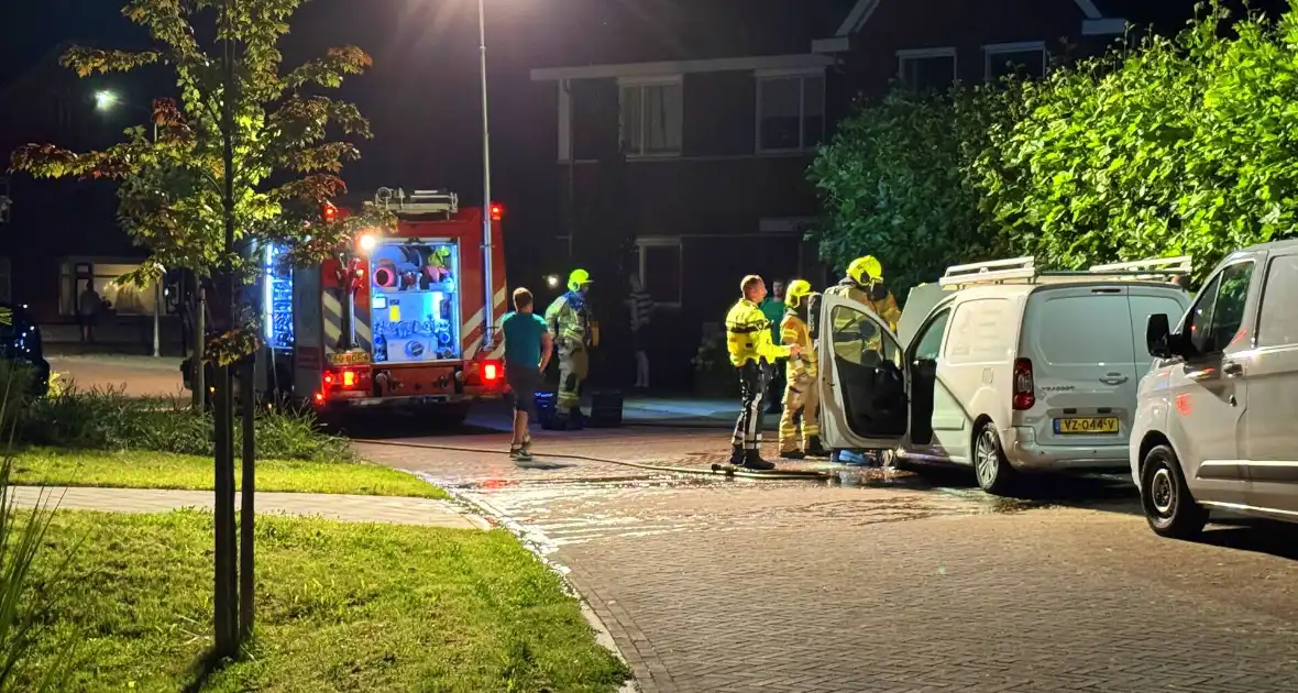 Straat vol rook door brand in bestelbus - Foto 3