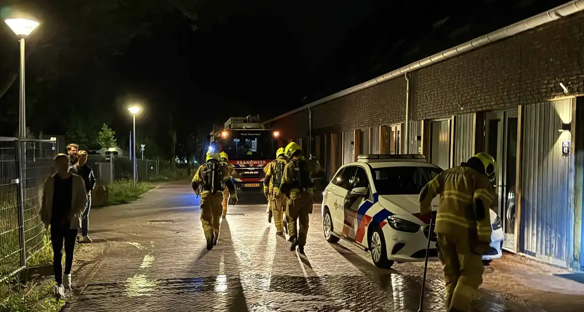 Vlammen slaan uit rietendak van woning - Foto 2