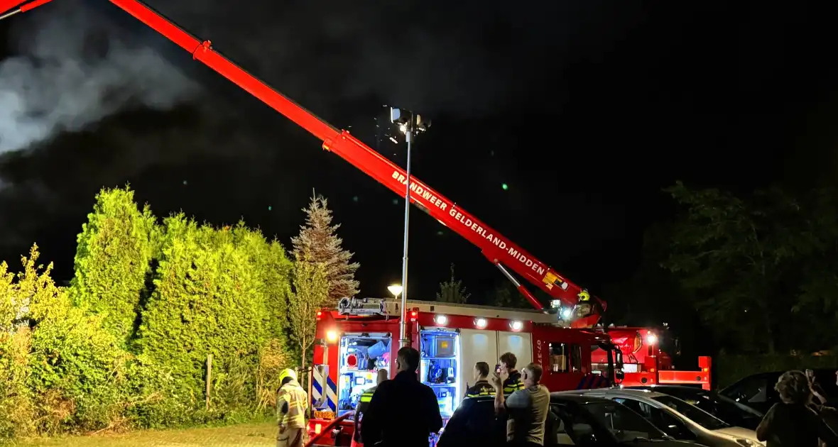 Vlammen slaan uit rietendak van woning - Foto 7