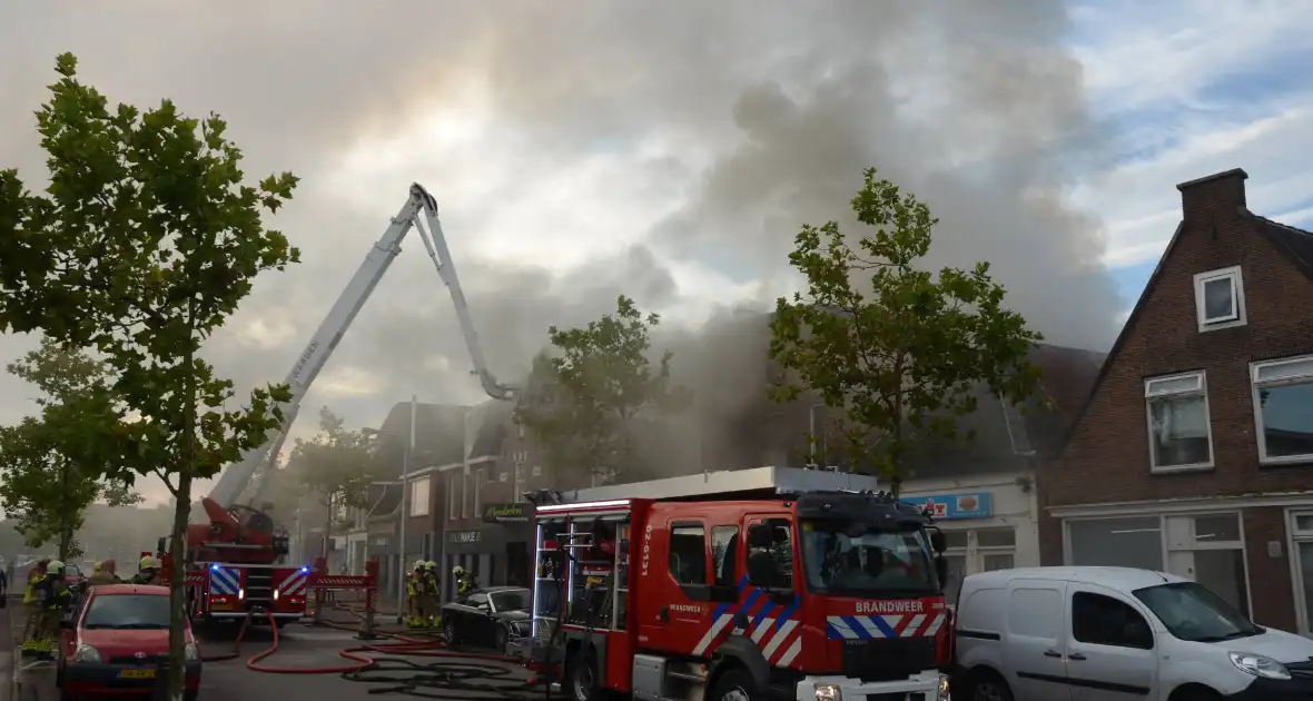 Grote uitslaande brand in pizzeria - Foto 11