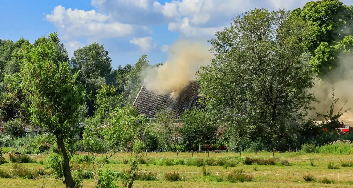 Veel rook bij uitslaande brand in buurtboerderij - Foto 2