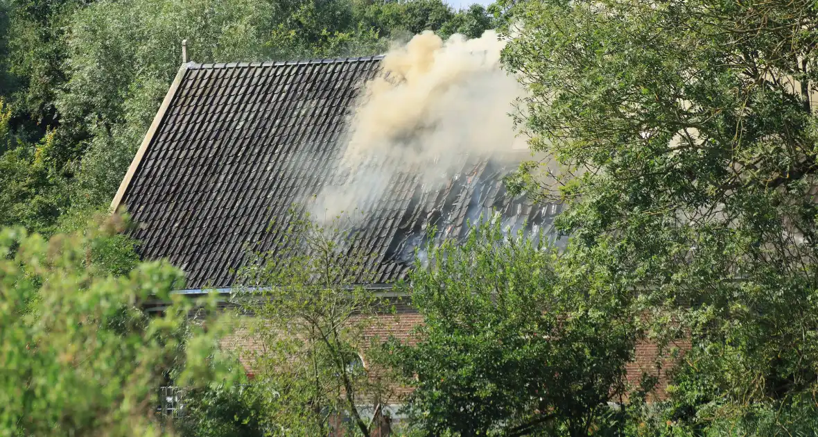 Veel rook bij uitslaande brand in buurtboerderij - Foto 3