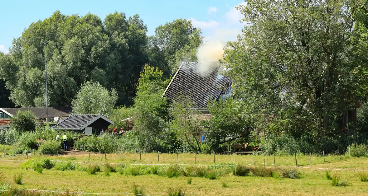 Veel rook bij uitslaande brand in buurtboerderij - Foto 4