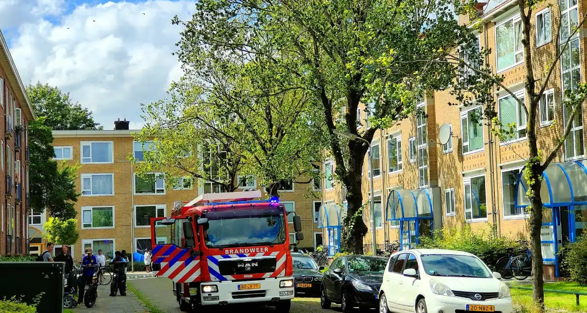 Brandweer ventileert woning na keukenbrand