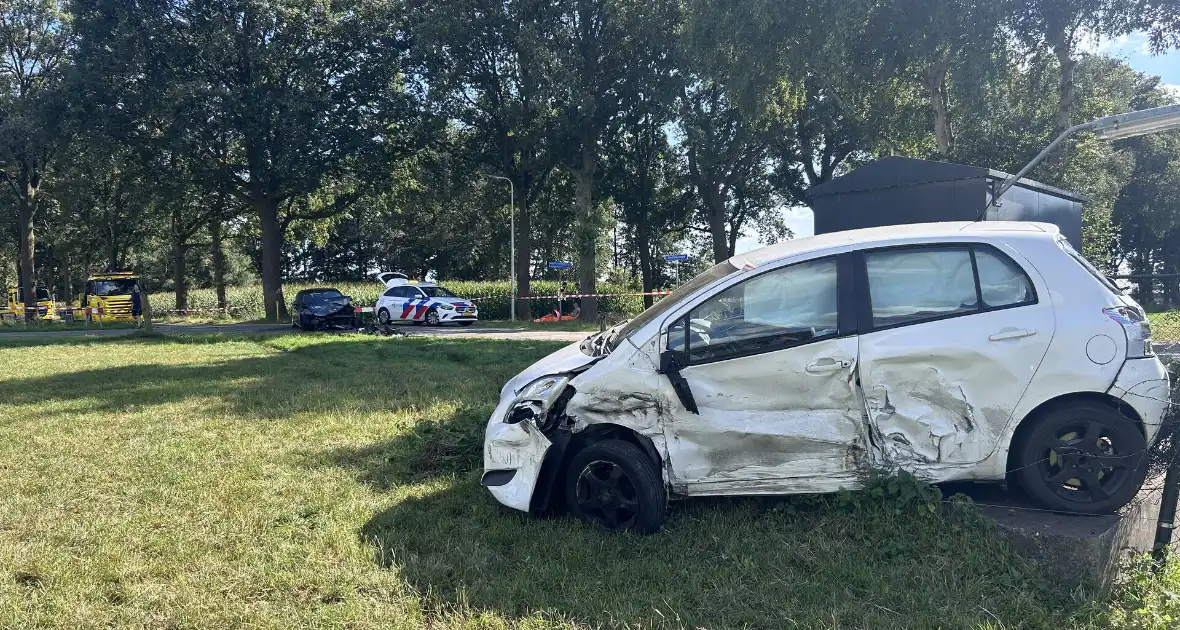 Auto's zwaarbeschadigd bij aanrijding - Foto 5