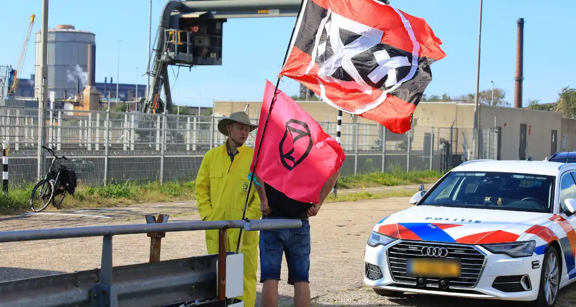 Extinction Rebellion demonstreerd bij zeesluis - Foto 4