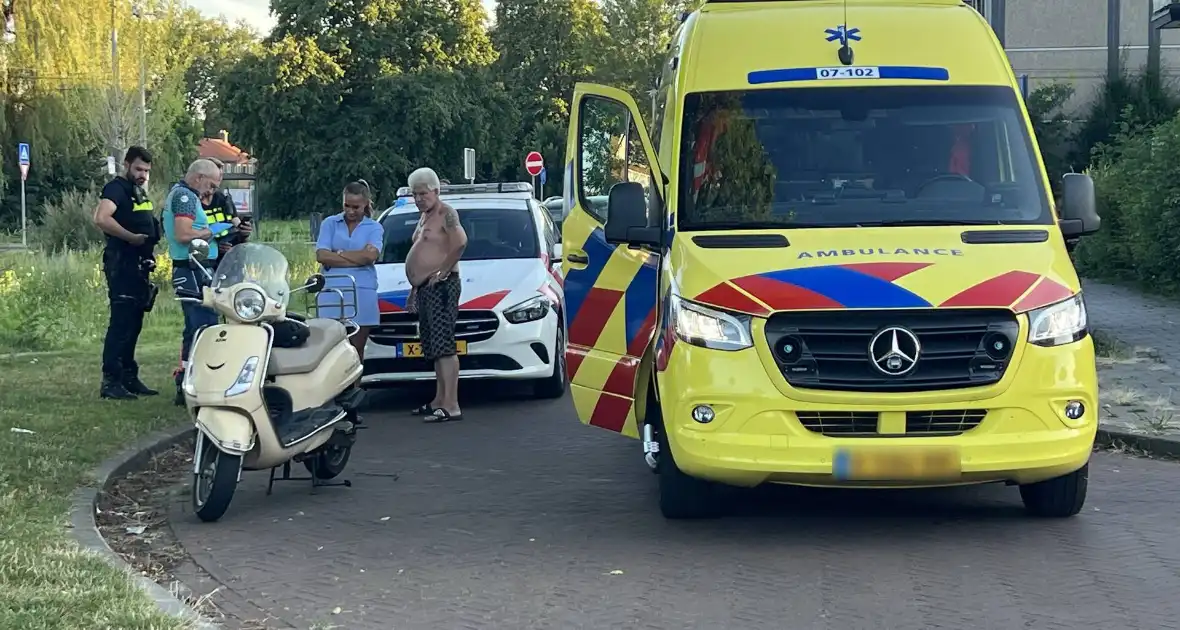 Persoon op scooter onderuit