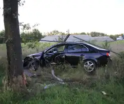 Automobilist vermoedelijk onder invloed ramt boom en hekwerk