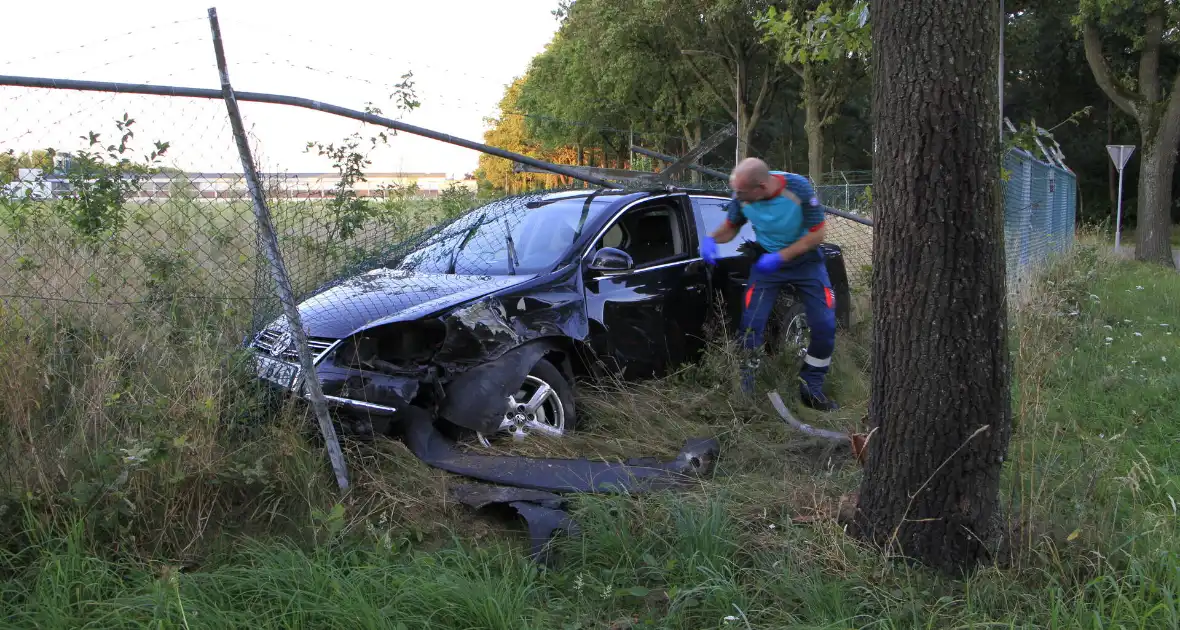 Automobilist vermoedelijk onder invloed ramt boom en hekwerk - Foto 10