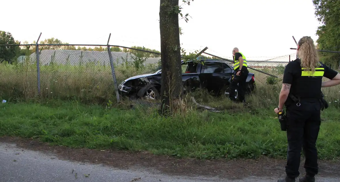 Automobilist vermoedelijk onder invloed ramt boom en hekwerk - Foto 2