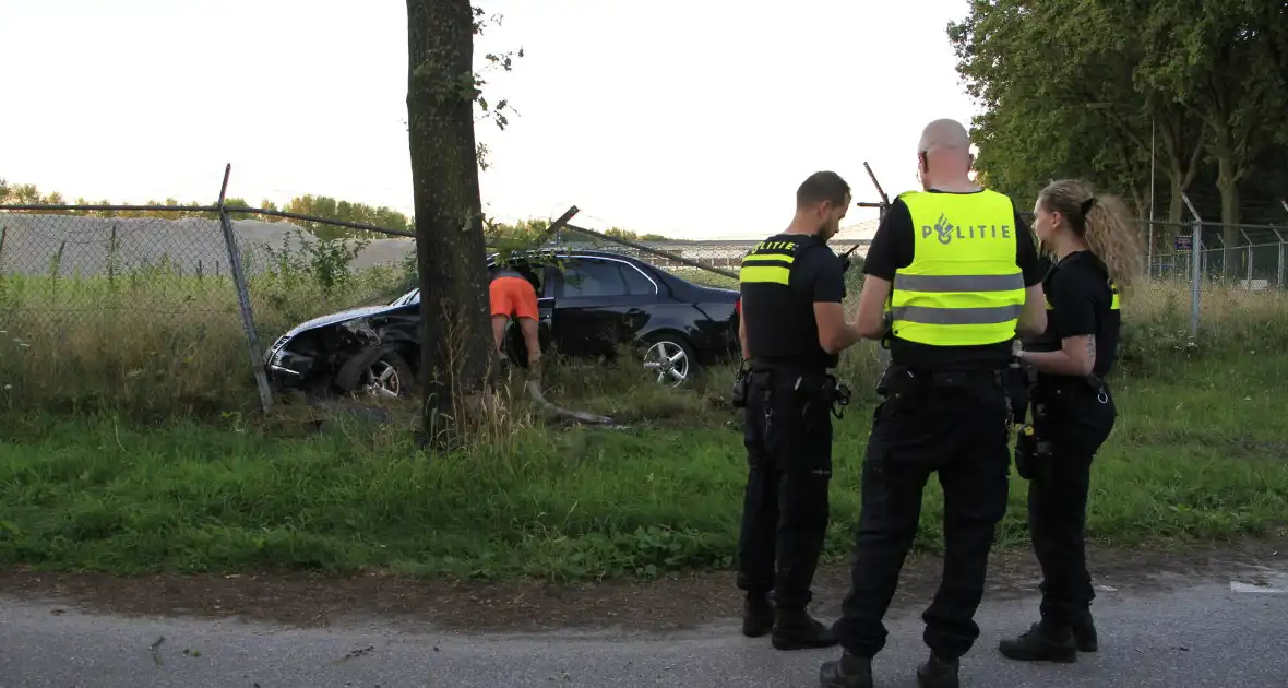 Automobilist vermoedelijk onder invloed ramt boom en hekwerk - Foto 5