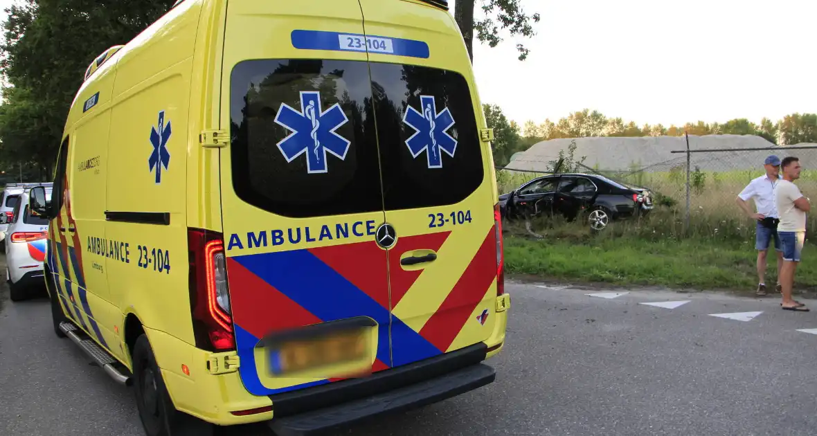 Automobilist vermoedelijk onder invloed ramt boom en hekwerk - Foto 6