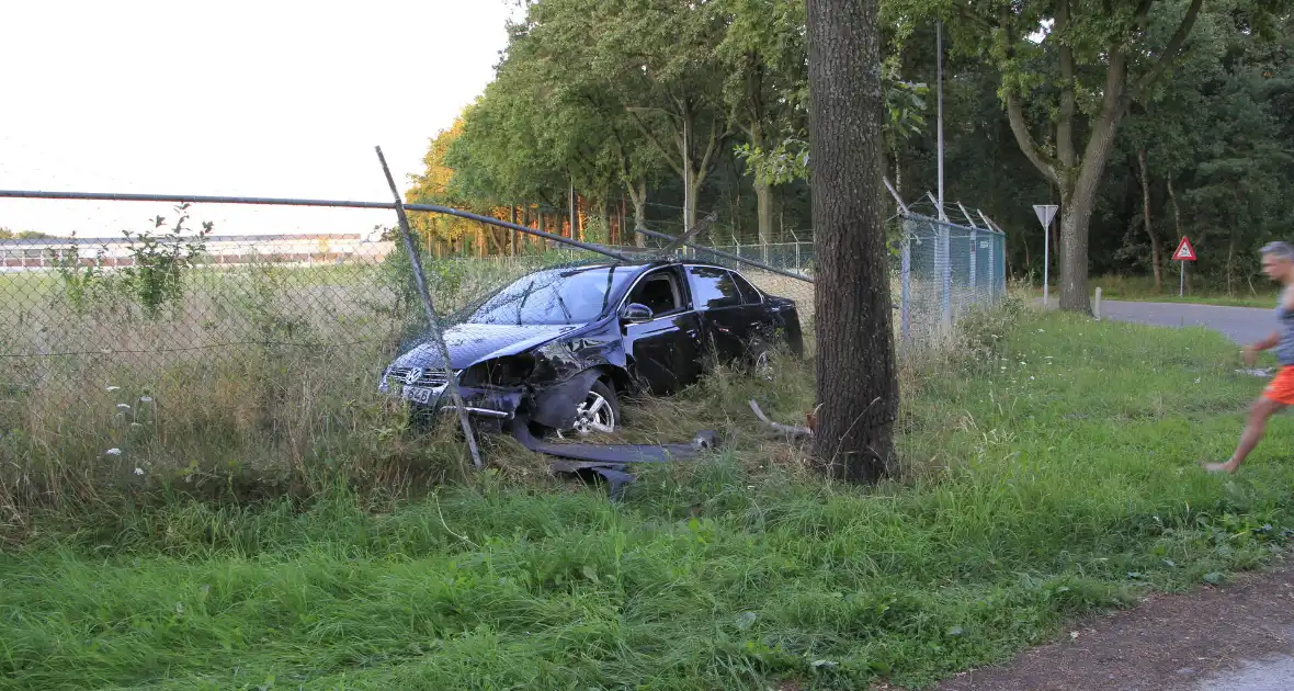 Automobilist vermoedelijk onder invloed ramt boom en hekwerk - Foto 7