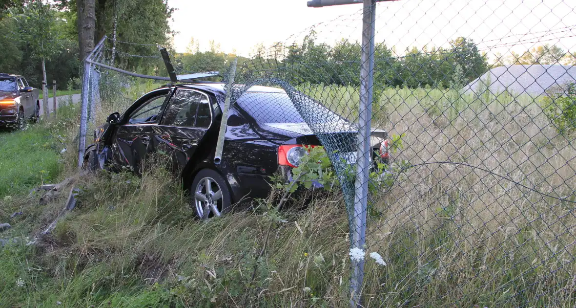 Automobilist vermoedelijk onder invloed ramt boom en hekwerk - Foto 8