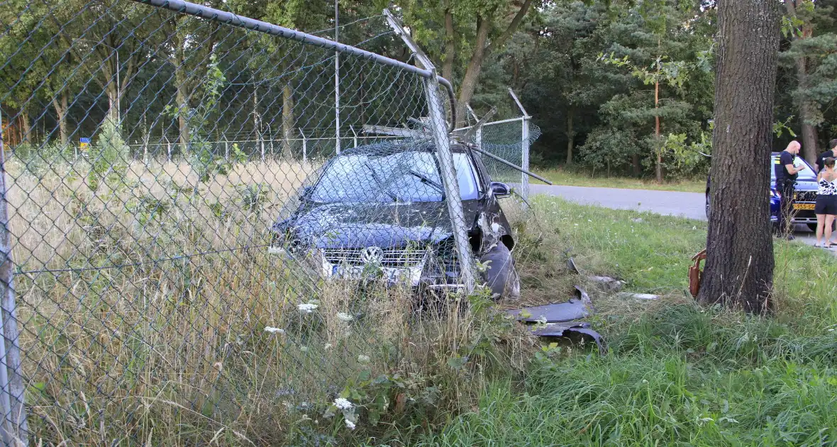 Automobilist vermoedelijk onder invloed ramt boom en hekwerk - Foto 9