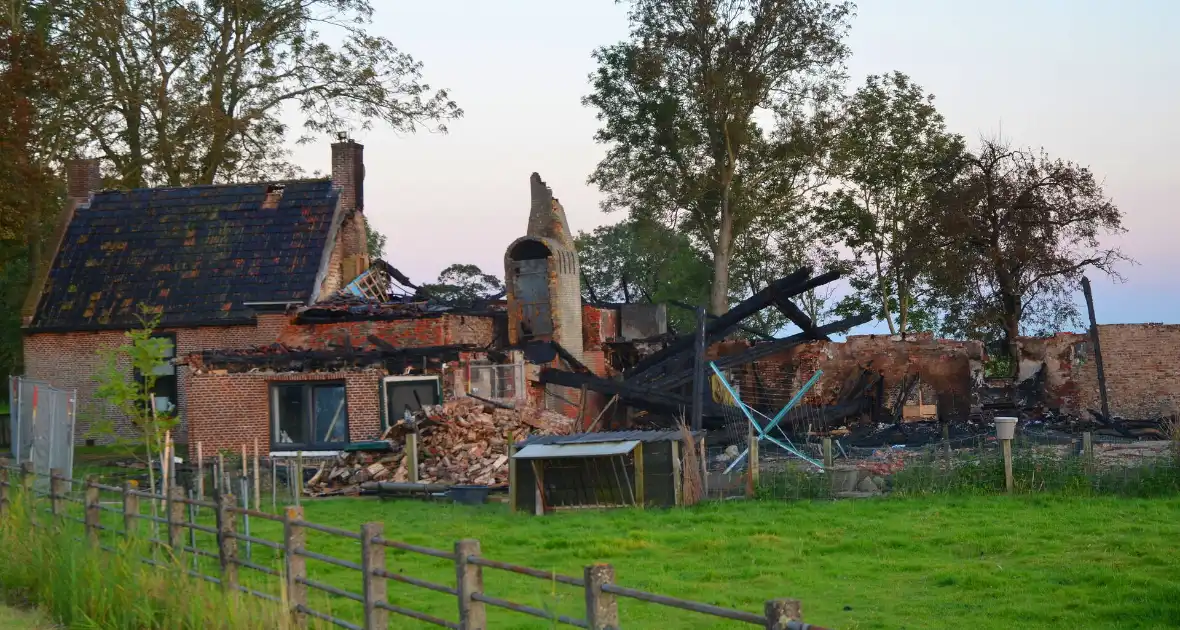 Boerderij verwoest na grote brand - Foto 1