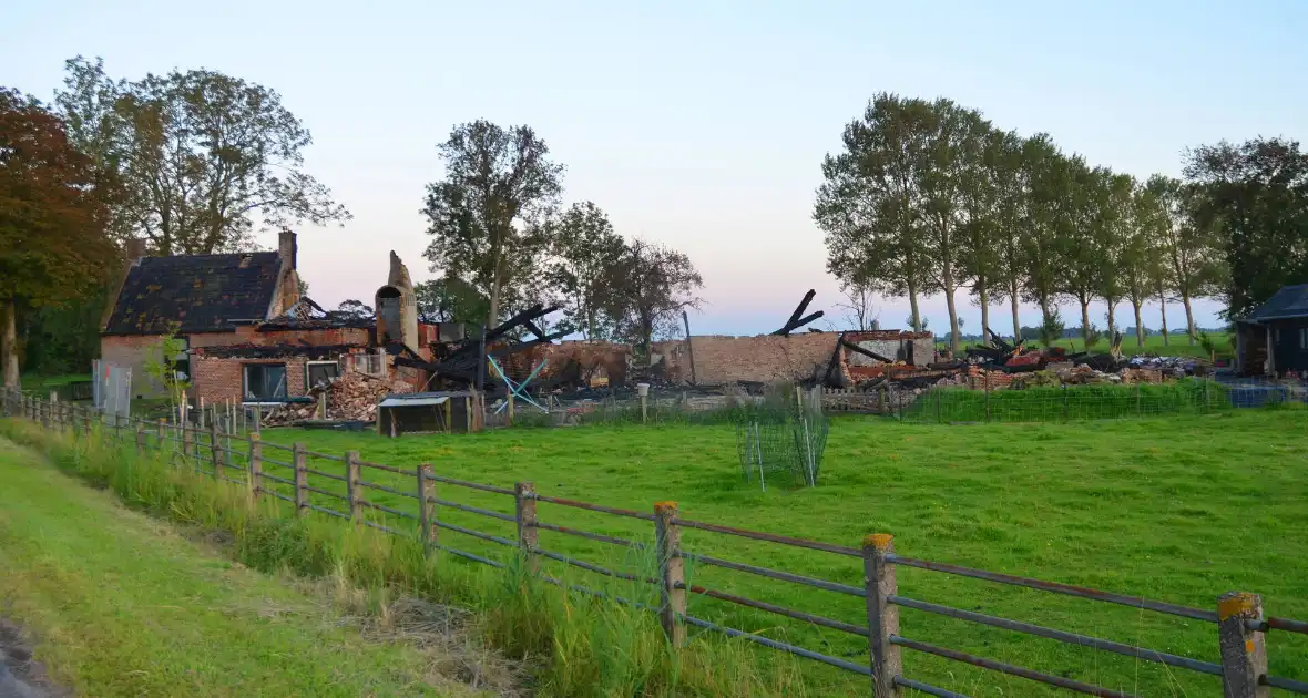 Boerderij verwoest na grote brand - Foto 2