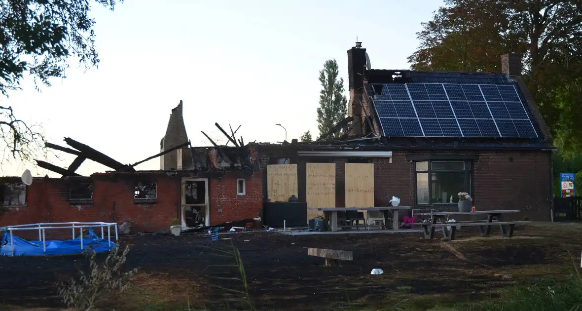 Boerderij verwoest na grote brand - Foto 5