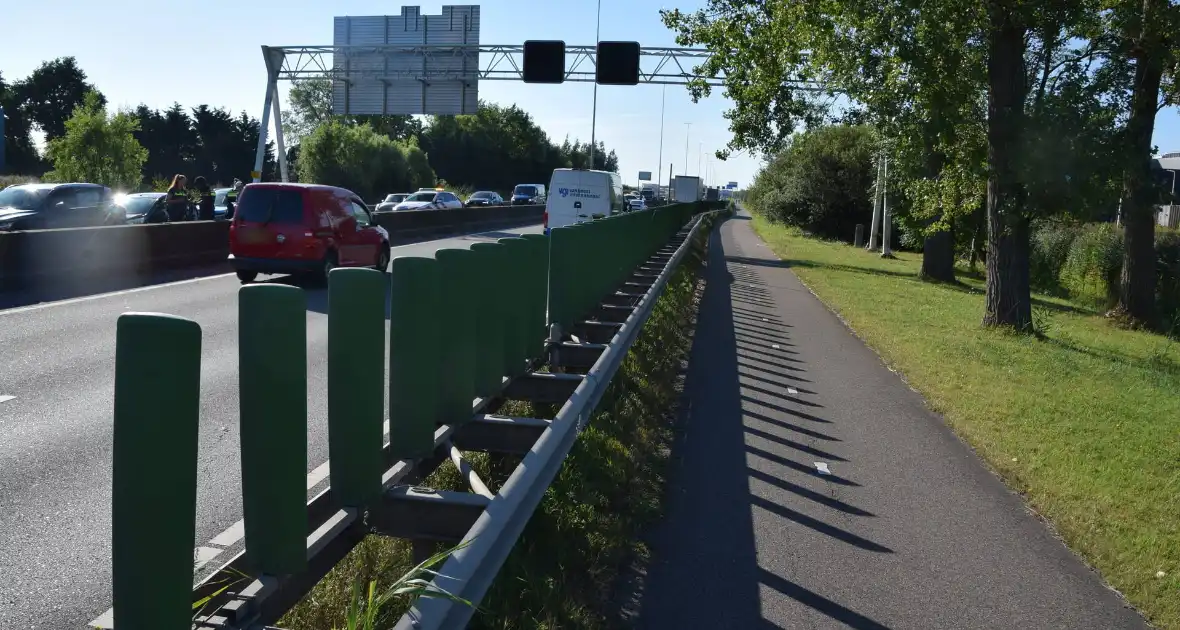 Gewonde bij kettingbotsing op snelweg - Foto 1