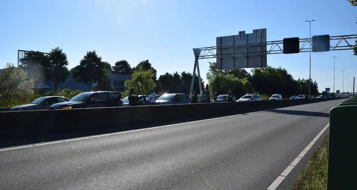 Gewonde bij kettingbotsing op snelweg - Foto 4