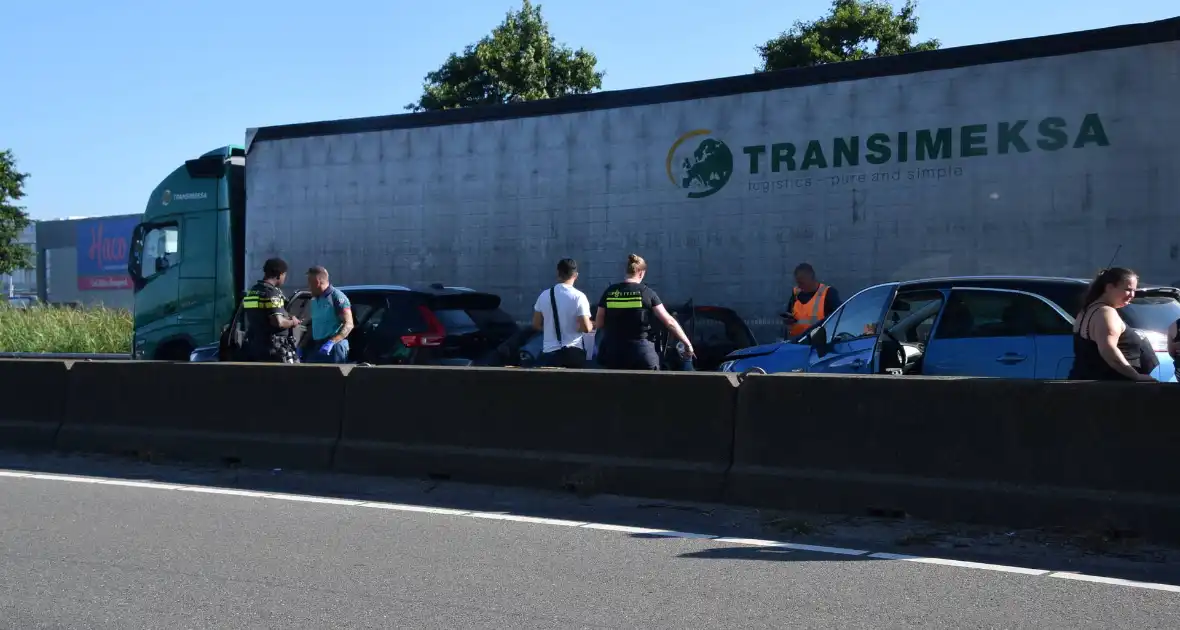 Gewonde bij kettingbotsing op snelweg - Foto 5