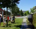 Kinderen blussen met brandweer brandende coniferenhaag