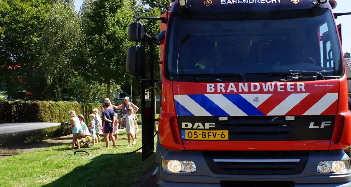 Kinderen blussen met brandweer brandende coniferenhaag - Foto 5