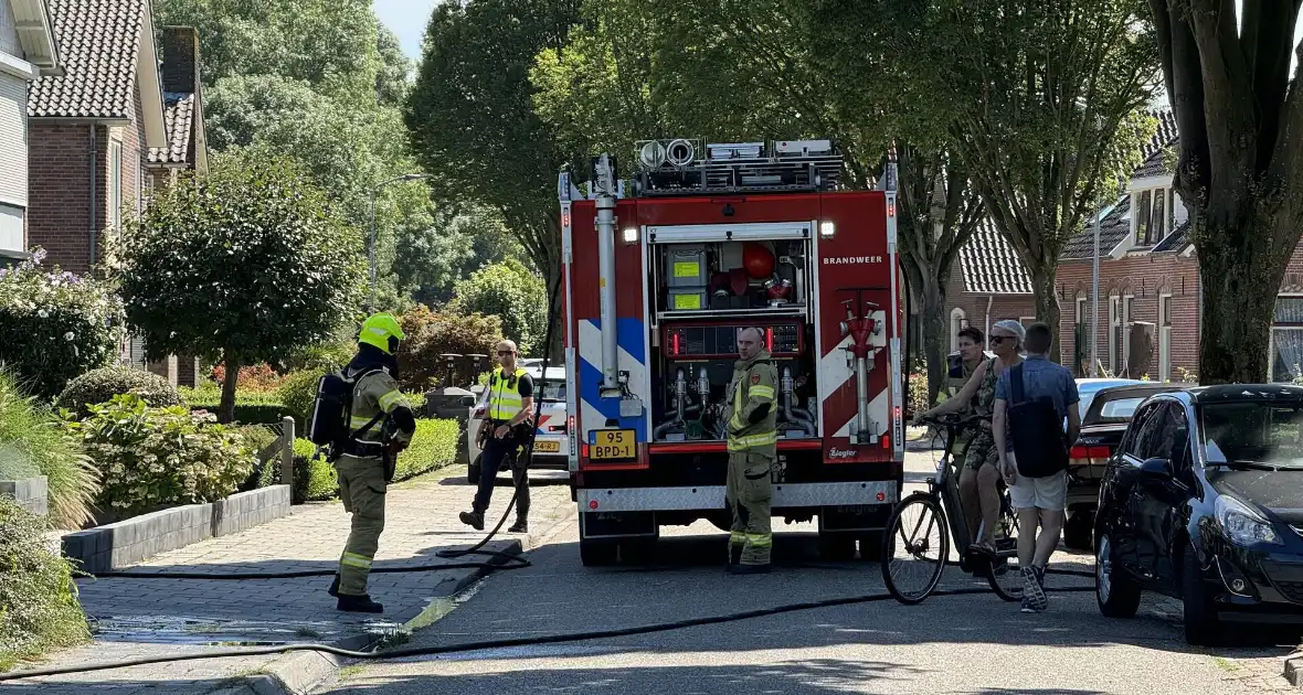 Coniferenhaag bij woning in brand