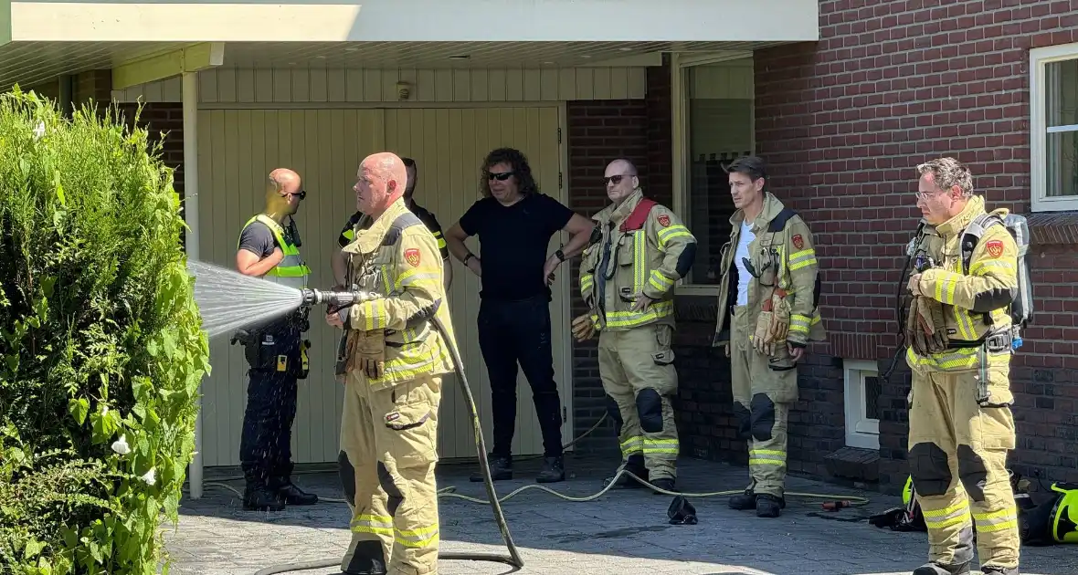 Coniferenhaag bij woning in brand - Foto 2