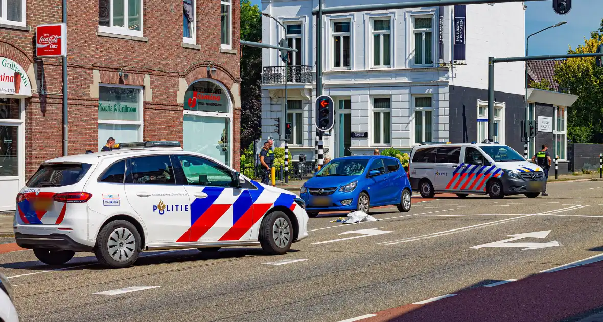 Persoon ernstig gewond bij aanrijding met auto - Foto 1