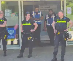 Beveiliging en politie ingezet voor megadrukte bij zwembad