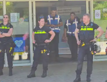 Beveiliging en politie ingezet voor megadrukte bij zwembad