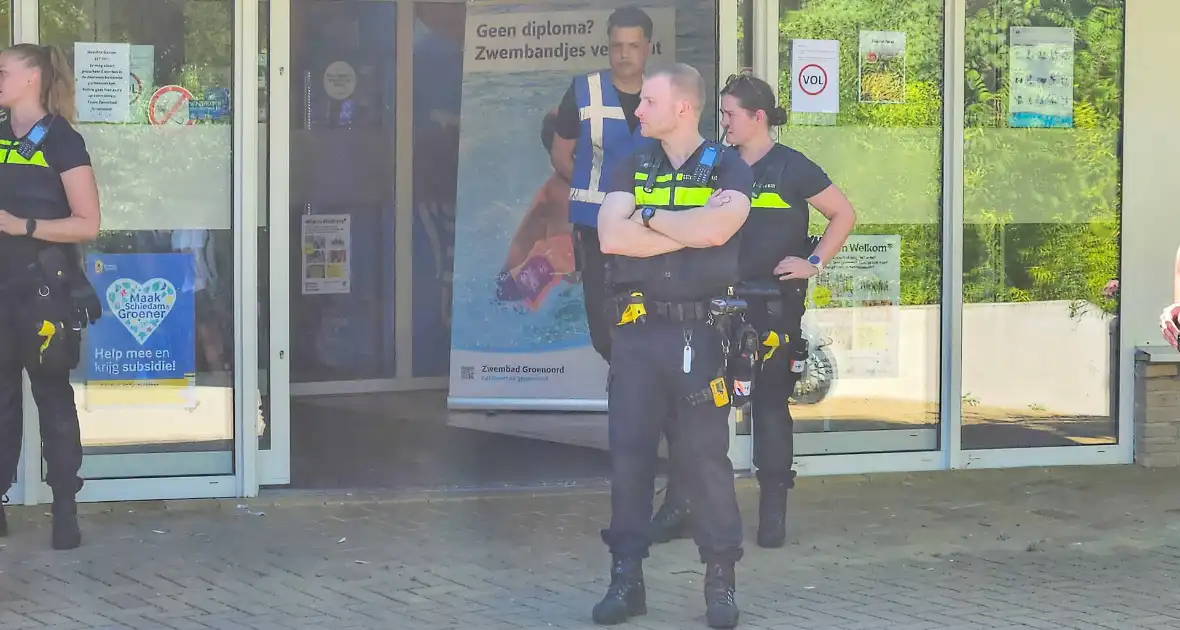 Beveiliging en politie ingezet voor megadrukte bij zwembad - Foto 4