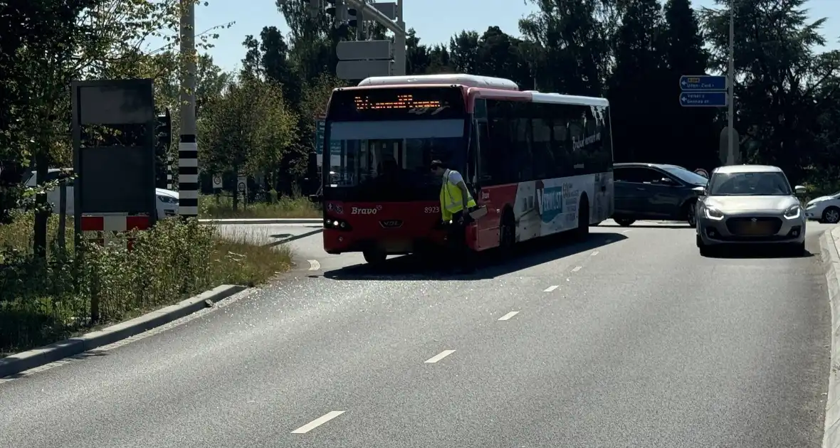 Camper botst op lijnbus