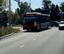 Camper botst op lijnbus