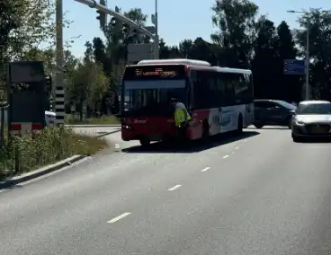 Camper botst op lijnbus