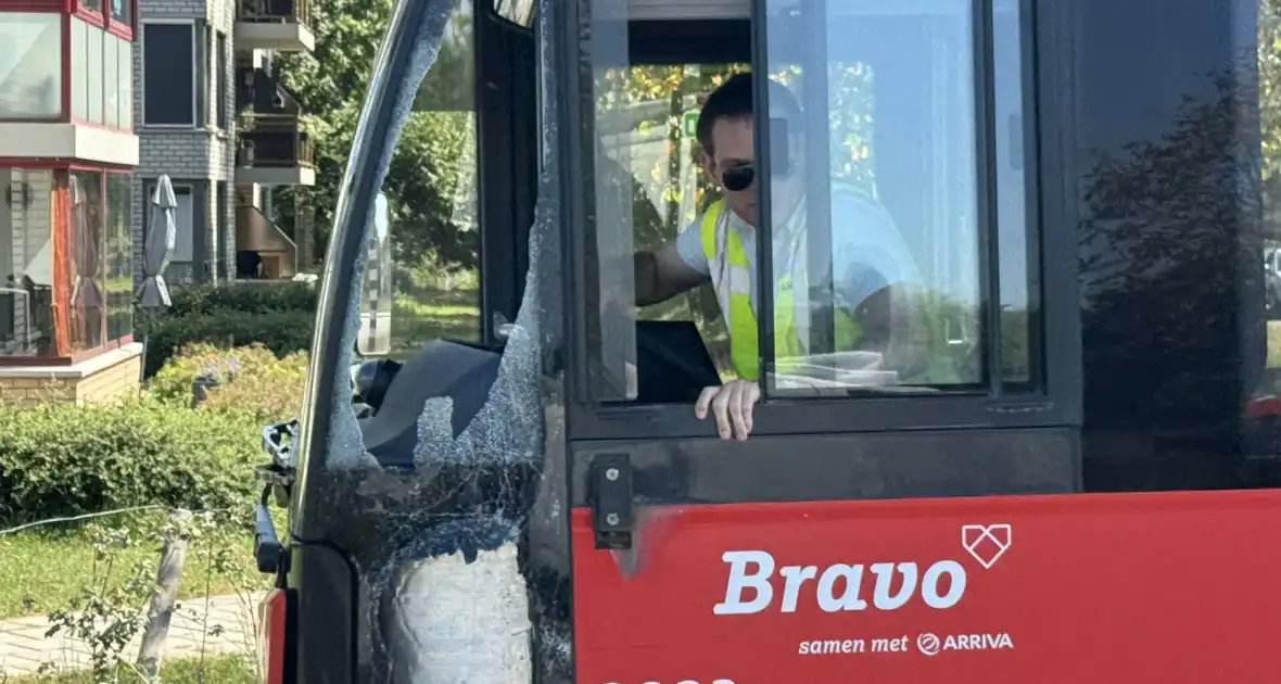 Camper botst op lijnbus - Foto 1