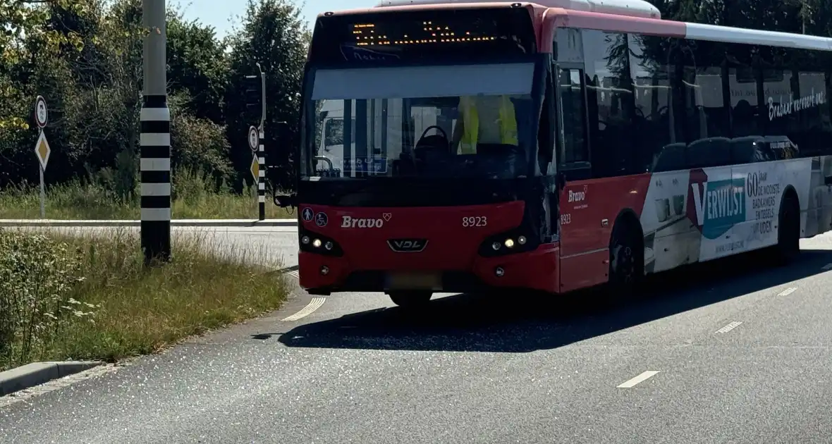 Camper botst op lijnbus - Foto 2