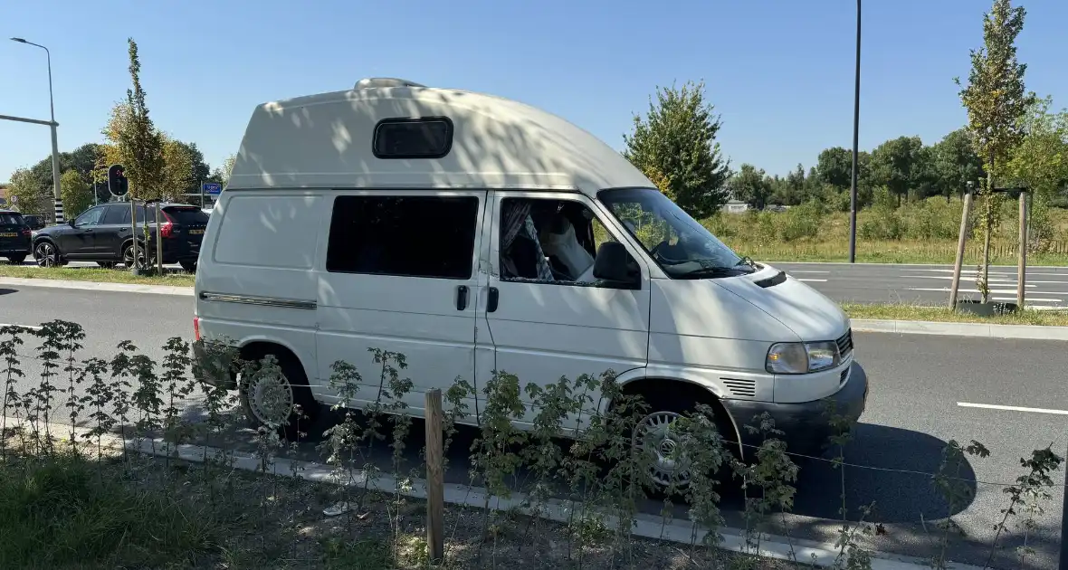 Camper botst op lijnbus - Foto 3