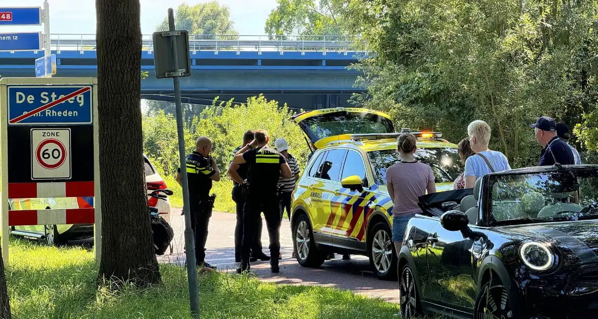 Man hard ten val met fiets, en raakt gewond aan arm