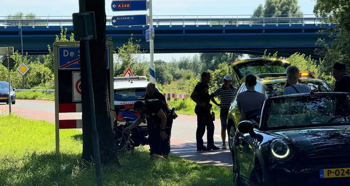 Man hard ten val met fiets, en raakt gewond aan arm - Foto 1